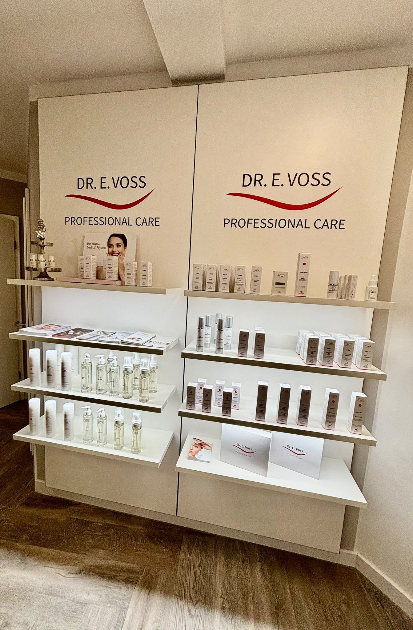 Das Regal mit den Pflegeprodukten von Dr. E. Voss im Kosmetikstudio Art of Style